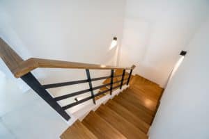 Jak oświetlić schody na piętro w domu jednorodzinnym?